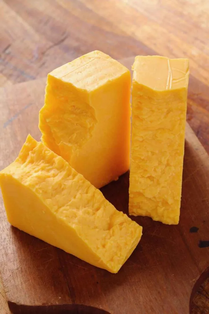 bloques de queso cheddar en una tabla