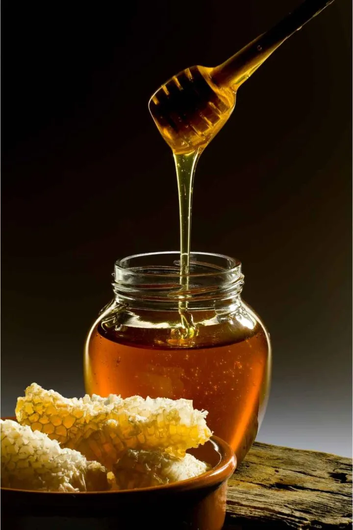 miel goteando en un tarro